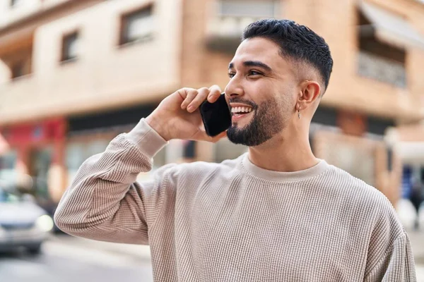 Jonge Arabier Man Glimlachend Zelfverzekerd Praten Smartphone Straat — Stockfoto