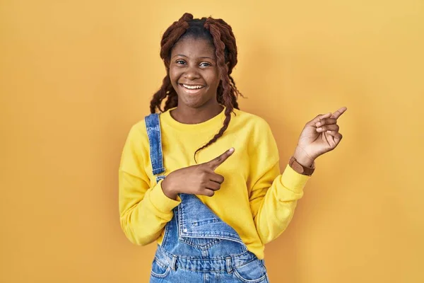 Afrikaanse Vrouw Staan Gele Achtergrond Glimlachen Kijken Naar Camera Wijzen — Stockfoto