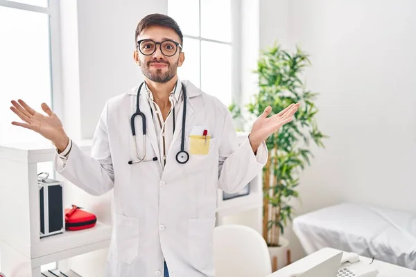 Hispanic Man Wearing Doctor Uniform Stethoscope Shouting Screaming Loud Side — Stock Photo, Image