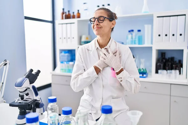 Jovem Mulher Trabalhando Laboratório Cientistas Sorrindo Com Mãos Peito Olhos — Fotografia de Stock
