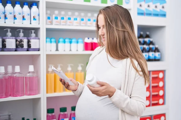 Mladá Těhotná Žena Zákazník Čtení Předpis Držení Pilulky Láhev Lékárně — Stock fotografie