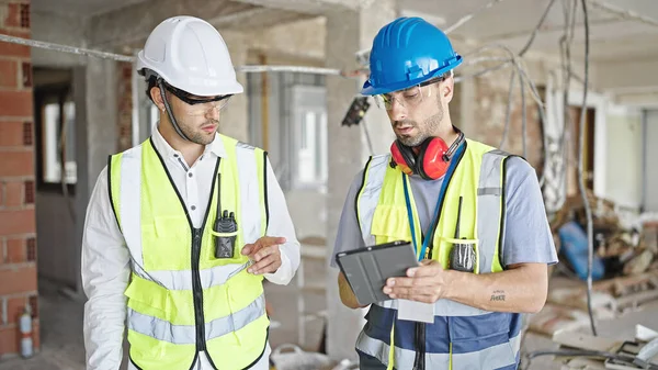 Dois Construtores Homens Usando Touchpad Canteiro Obras — Fotografia de Stock