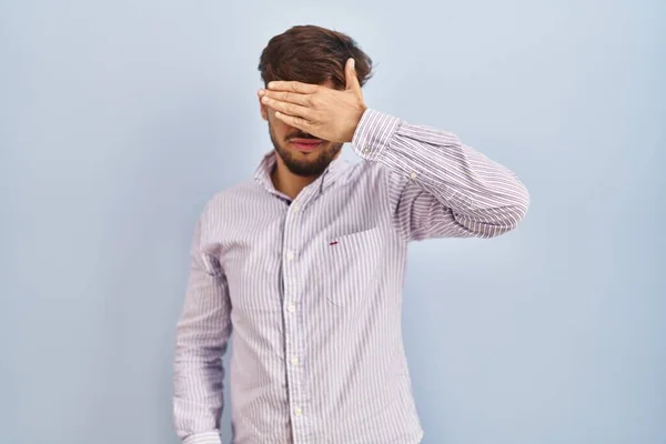 Arabisk Man Med Skägg Står Över Blå Bakgrund Täcker Ögon — Stockfoto