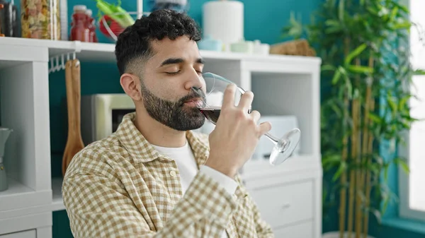 Jonge Spaanse Man Drinkt Glas Wijn Zittend Tafel Eetzaal — Stockfoto
