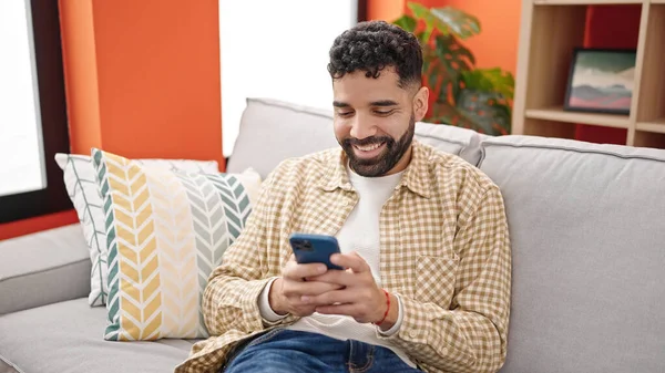 Jovem Hispânico Homem Usando Smartphone Sentado Sofá — Fotografia de Stock