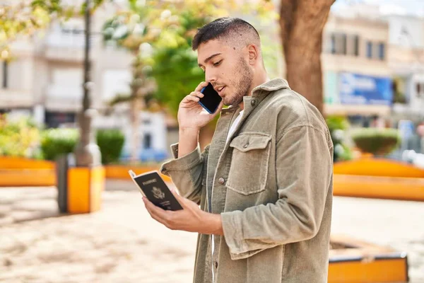 Jeune Homme Hispanique Parlant Sur Smartphone Lire Passeport Parc — Photo