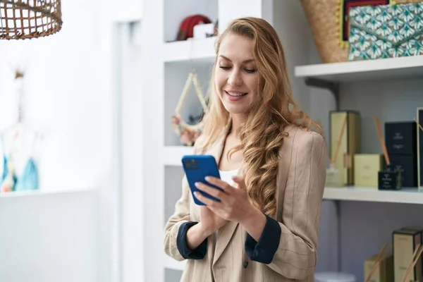 Ung Blond Kvinna Butik Assistent Med Smartphone Som Arbetar Kläder — Stockfoto