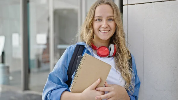 Ung Blond Kvinna Student Ler Säker Innehav Böcker Universitetet — Stockfoto