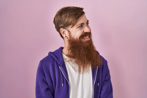 Blanke Man Met Een Lange Baard Die Een Roze Achtergrond — Stockfoto