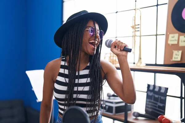 Afrikaans Amerikaanse Vrouw Artiest Zingen Lied Muziekstudio — Stockfoto