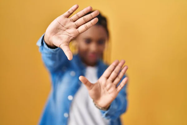 Sarı Arka Planda Dikilen Örgü Ören Afrikalı Amerikalı Kadın Parmakları — Stok fotoğraf