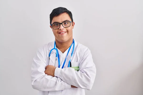 Sendromlu Genç Spanyol Adam Doktor Üniforması Giyiyor Steteskopla Gülümseyen Kollarıyla — Stok fotoğraf