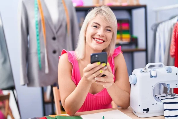 Young Blonde Woman Tailor Smiling Confident Using Smartphone Gaming Room — Stok fotoğraf