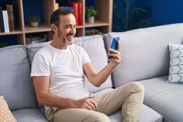 Mężczyzna Średnim Wieku Zrobić Selfie Przez Smartfona Siedzi Kanapie Domu — Zdjęcie stockowe