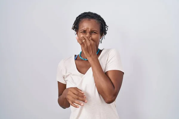 Mujer Africana Con Rastas Pie Sobre Fondo Blanco Oliendo Algo — Foto de Stock