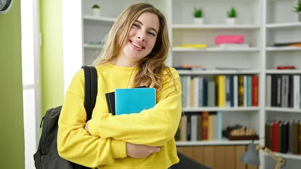 Νεαρή Ξανθιά Φοιτήτρια Χαμογελαστή Αυτοπεποίθηση Κρατώντας Βιβλία Στο Πανεπιστήμιο Της — Φωτογραφία Αρχείου