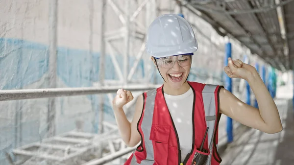Junge Schöne Hispanische Bauarbeiterin Lächelt Selbstbewusst Und Tanzt Auf Der — Stockfoto