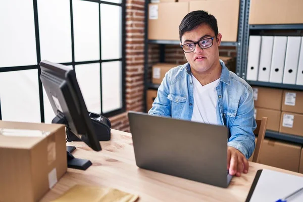 Homem Síndrome Comércio Eletrônico Trabalhador Negócios Usando Laptop Trabalhando Escritório — Fotografia de Stock