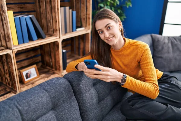 Young Caucasian Woman Using Smartphone Sitting Sofa Home — Stockfoto