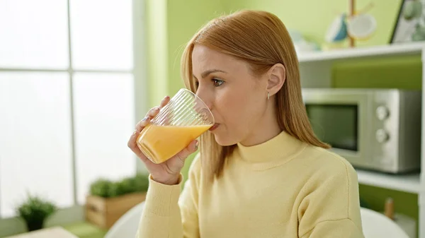 Junge Blonde Frau Trinkt Orangensaft Auf Tisch Hause — Stockfoto