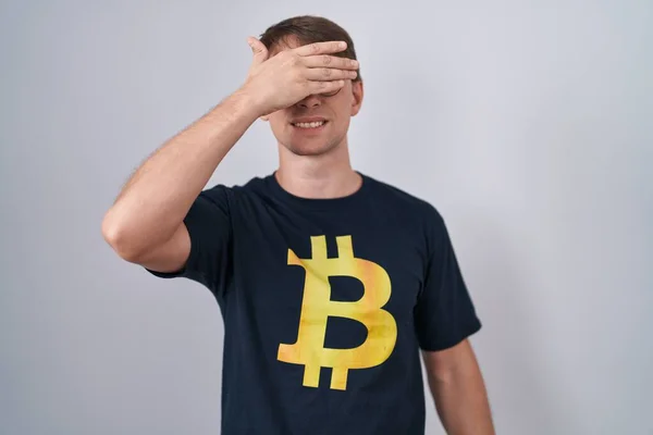 Beyaz Sarışın Bitcoin Tişört Giyen Gülümseyen Gülen Bir Adam Şaşırmak — Stok fotoğraf