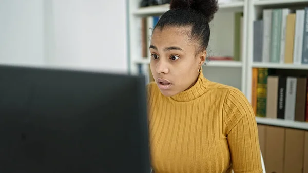Jong Afrikaans Amerikaans Vrouw Student Met Behulp Van Computer Kijken — Stockfoto