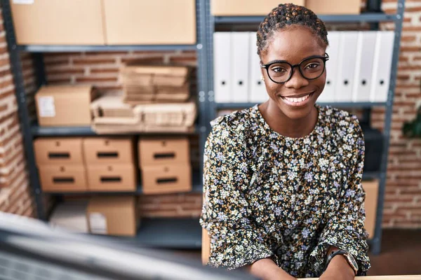 African American Γυναίκα Ηλεκτρονικού Εμπορίου Εργαζόμενος Των Επιχειρήσεων Χρησιμοποιώντας Φορητό — Φωτογραφία Αρχείου