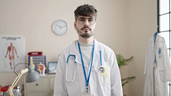 Young Hispanic Man Doctor Standing Serious Expression Clinic — Stock Photo, Image