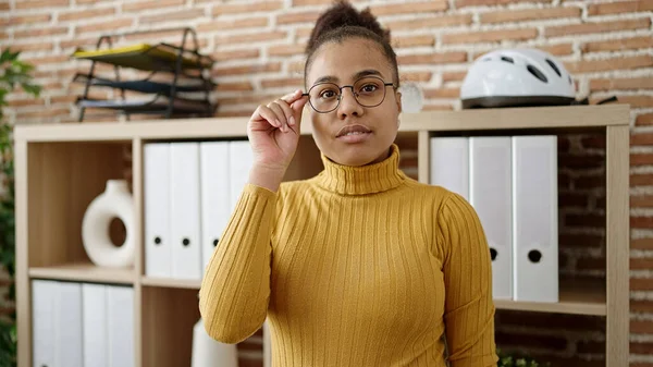 Νεαρή Αφροαμερικανίδα Επιχειρηματίας Που Στέκεται Κρατώντας Γυαλιά Στο Γραφείο — Φωτογραφία Αρχείου