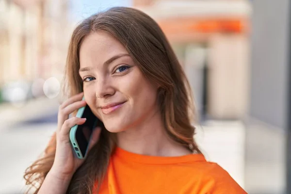 Mujer Joven Sonriendo Confiada Hablando Teléfono Inteligente Calle —  Fotos de Stock