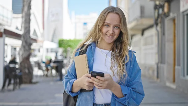 Sokakta Akıllı Telefon Kullanan Genç Sarışın Kız Öğrenci — Stok fotoğraf