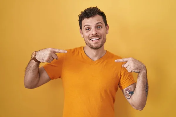 Young Hispanic Man Standing Yellow Background Looking Confident Smile Face — Stock Photo, Image