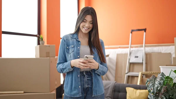 Young Beautiful Hispanic Woman Smiling Confident Using Smartphone New Home — Fotografia de Stock