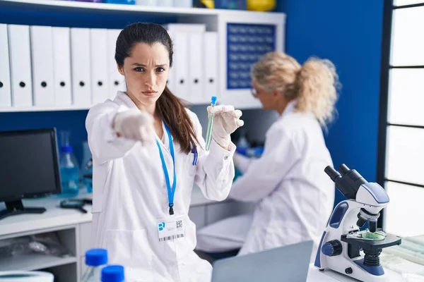 Mulher Hispânica Jovem Trabalhando Laboratório Cientista Apontando Com Dedo Para — Fotografia de Stock