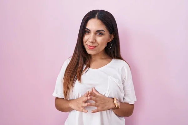 Young Arab Woman Standing Pink Background Hands Together Fingers Crossed — Stock Photo, Image