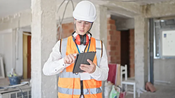 Young Caucasian Man Architect Standing Relaxed Expression Using Touchpad Construction — Stock Photo, Image