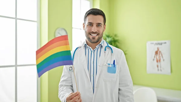 Junger Hispanischer Arzt Lächelt Zuversichtlich Mit Lgbtq Fahne Klinik — Stockfoto