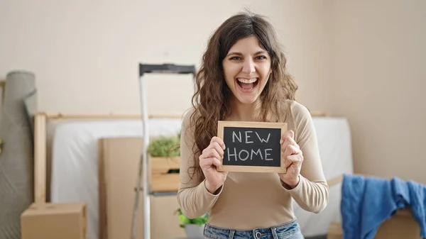 Young Beautiful Hispanic Woman Smiling Confident Holding Blackboard New Home — ストック写真