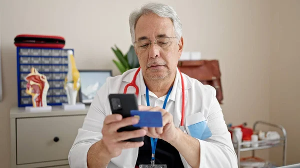 Mężczyzna Średnim Wieku Siwymi Włosami Lekarz Pomocą Smartfona Robi Zakupy — Zdjęcie stockowe
