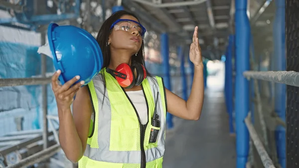 Afrikansk Amerikansk Kvinna Byggare Använder Hårdhatt Som Hand Fläkt Gatan — Stockfoto