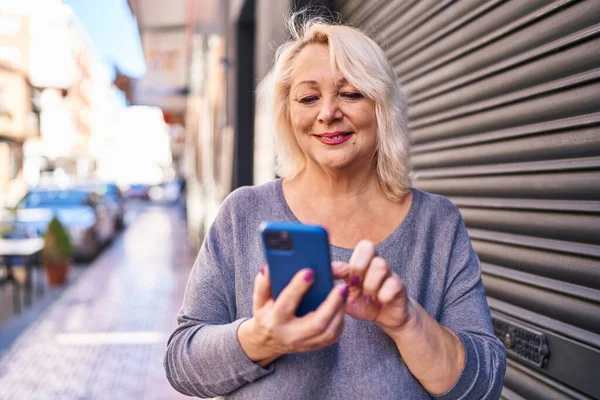 Medelålders Blond Kvinna Ler Säkert Med Smartphone Gatan — Stockfoto