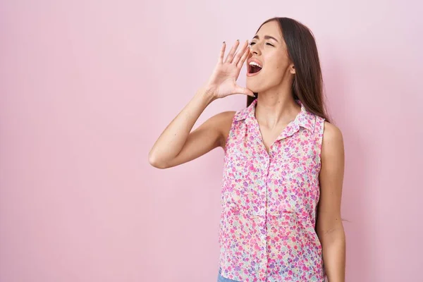 Young Hispanic Woman Long Hair Standing Pink Background Shouting Screaming — Stock Photo, Image