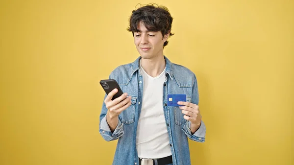 Young Hispanic Man Shopping Smartphone Credit Card Isolated Yellow Background — Stock Photo, Image