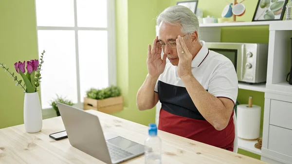 Hombre Mediana Edad Con Pelo Gris Estresado Usando Ordenador Portátil — Foto de Stock