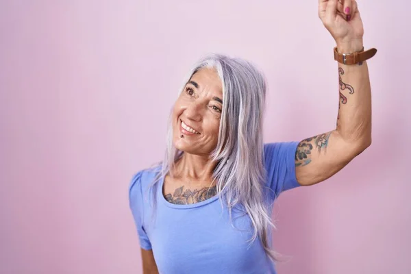 Mujer Mediana Edad Con Tatuajes Pie Sobre Fondo Rosa Bailando —  Fotos de Stock