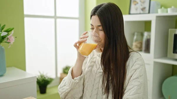 Junge Schöne Hispanische Frau Trinkt Orangensaft Und Sitzt Hause Auf — Stockfoto