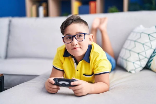 Jong Spaans Kind Spelen Video Game Holding Controller Bank Glimlachend — Stockfoto