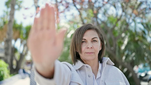 Hispanische Frau Mittleren Alters Macht Stop Geste Mit Der Hand — Stockfoto