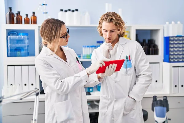 Man Woman Wearing Scientist Uniform Using Touchpad Laboratory — Stok Foto