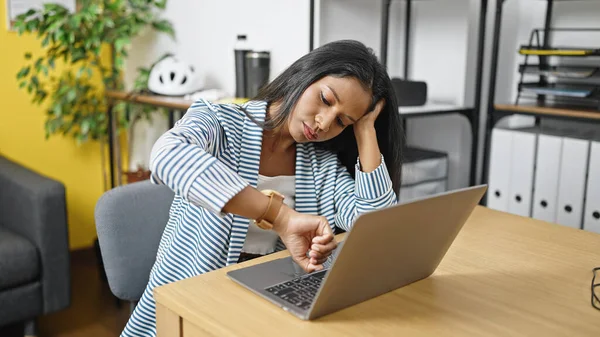 Afroamericano Donna Affari Lavoratore Stanco Utilizzando Computer Portatile Guardando Orologio — Foto Stock